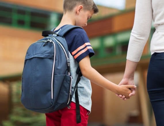 ילד בית ספר תיק גב עצוב