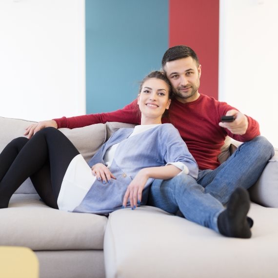 זוג צופה בטלוויזיה סדרות סרטים