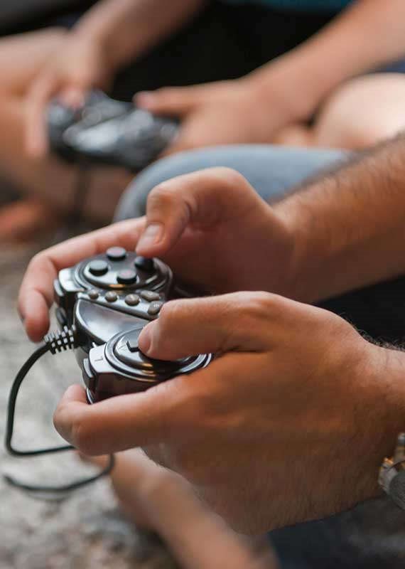 הורים ילדים משחקים פלייסטיישן אקסבוקס