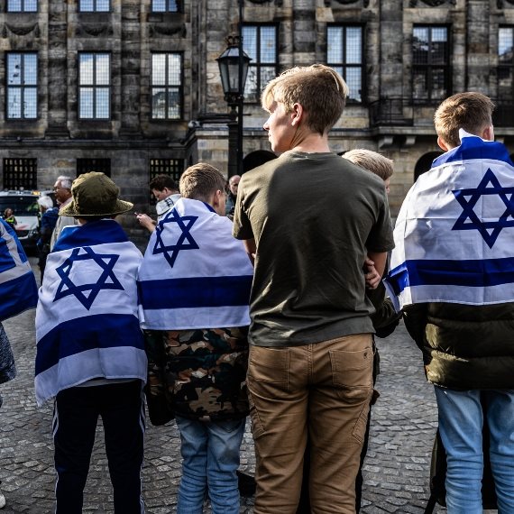 אנשים עם דגלי ישראל