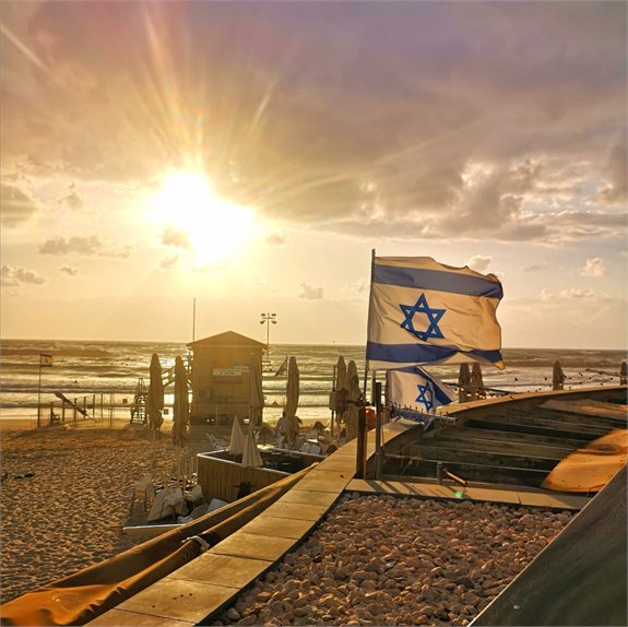 דגל ישראל על רקע שקיעה - אילוסטרציה