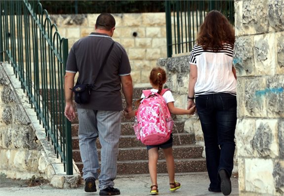 ההורים מלווים את בתם